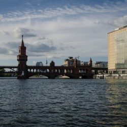Blick auf die Oberbaumbrücke in Berlin Friedrichshain vom Wasser aus