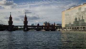 Blick auf die Oberbaumbrücke in Berlin Friedrichshain vom Wasser aus
