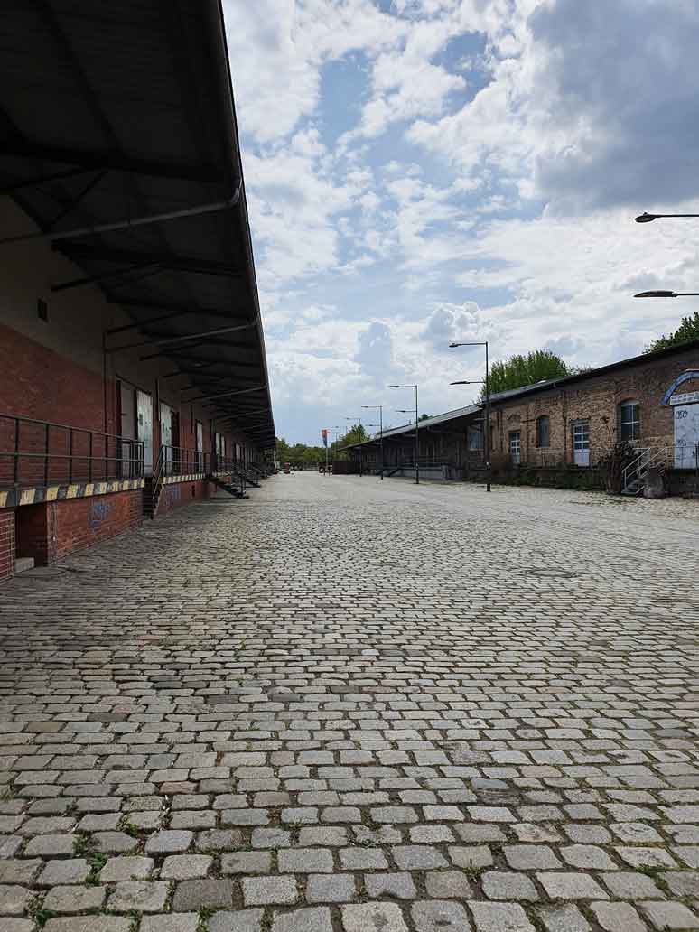 Gepflasterter Weg neben den Lagerhallen, Technikmuseum, Park am Gleisdreieck in Berlin-Kreuzberg