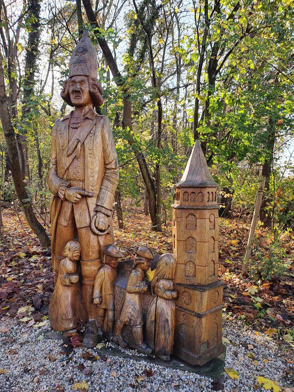 Holzfigur "Langer Kerl" auf dem Skulpturenpfad Königs Wusterhausen