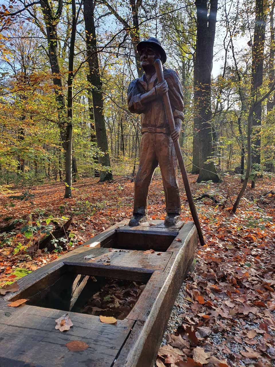 Holzfigur "Bauer mit Kahn" auf dem Skulpturenpfad Königs Wusterhausen