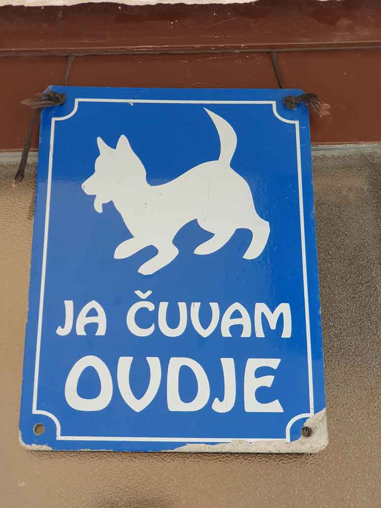 "Ich passe hier auf" Schild auf Istrien (Kroatien) mit Hund © Pfotentour