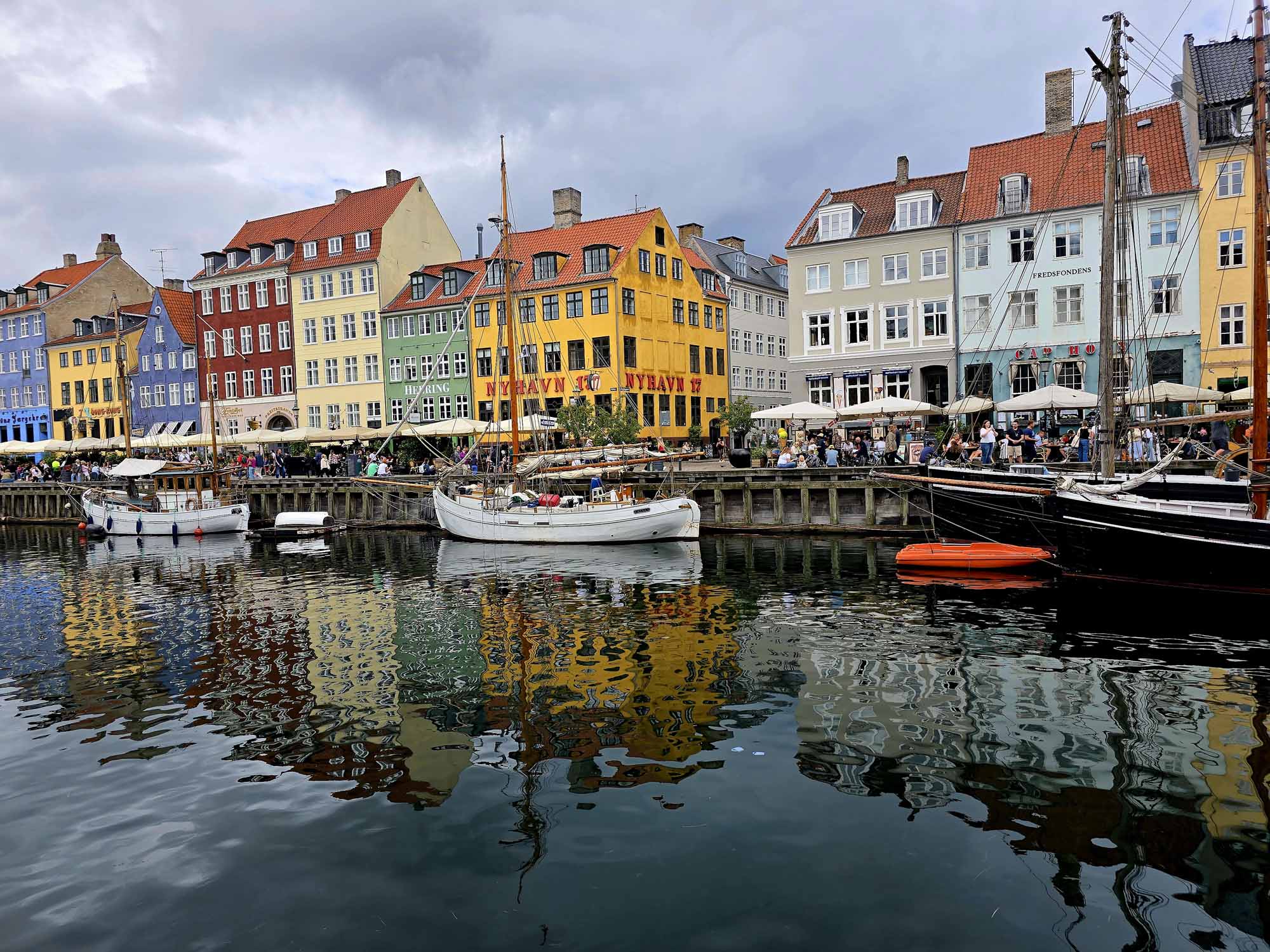 Nyhavn in Kopenhagen - eine der schönsten Sraßen der Stadt und Touristenmagnet.